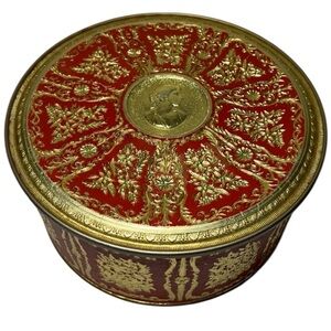 Guildcraft New York Collectible Tin. Vintage 1940’s. Red gold